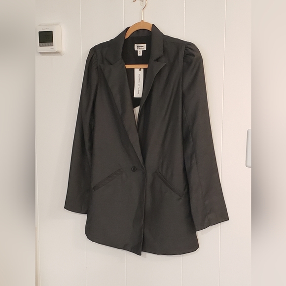 Lucywhims Back Cut-out Blazer - Picture 9 of 9